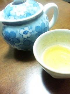 冷めた緑茶ほど苦いものは無い。